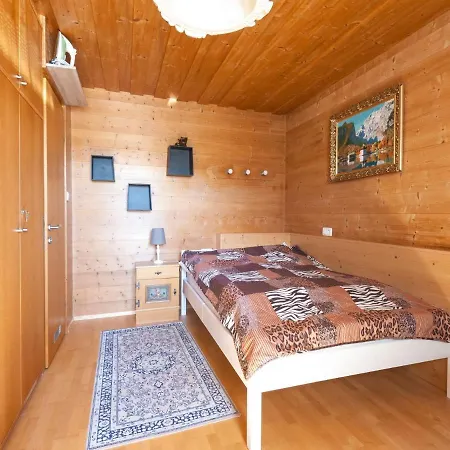 Snug In St Johann In Tyrol With Terrace 蒂罗的圣约翰
